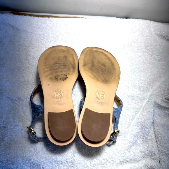 Michael Kors thongs sandals with gold MK plate - Picture 2 of 3
